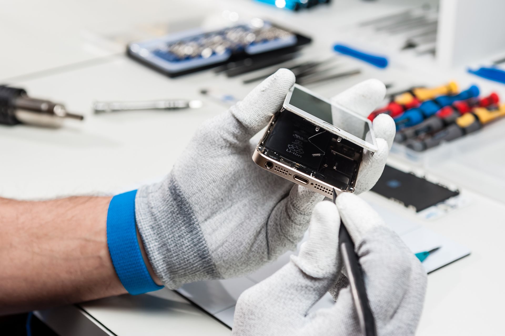 Causes of battery failure: how do mobile repair stores fix it?